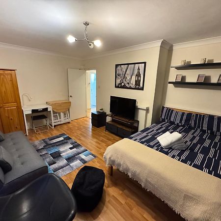 Huge And Affordable 3 Bedroom Flat In Hammersmith For 7 People With Welcome Breakfast London Exterior photo