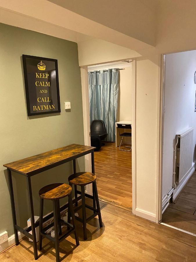 Huge And Affordable 3 Bedroom Flat In Hammersmith For 7 People With Welcome Breakfast London Exterior photo