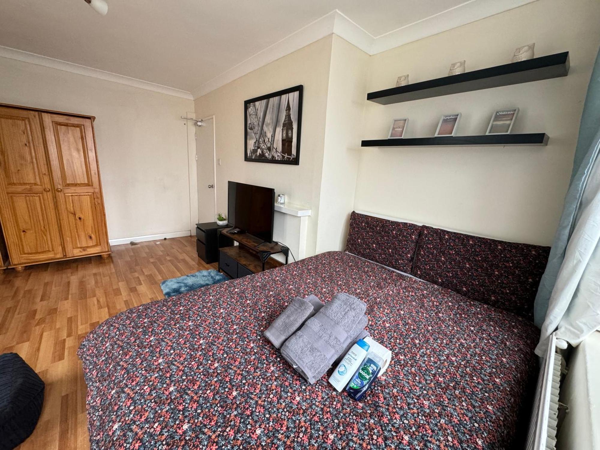 Huge And Affordable 3 Bedroom Flat In Hammersmith For 7 People With Welcome Breakfast London Exterior photo